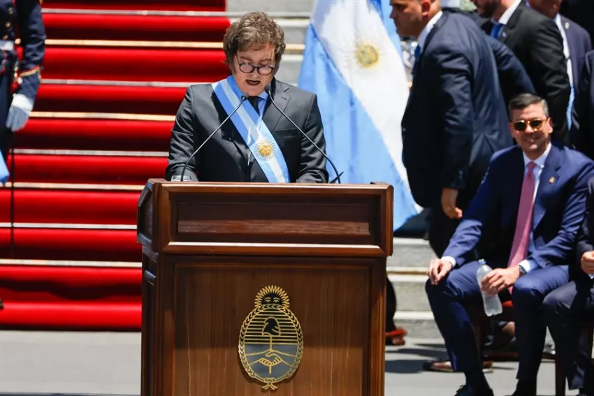 Milei firma su primer decreto presidencial para reducir el número de ministerios en Argentina