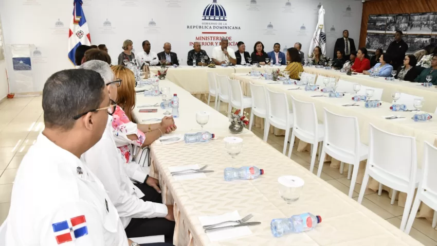 Ministerio de Interior y Policía entrega fondos a gobernaciones para mitigar efectos inundaciones