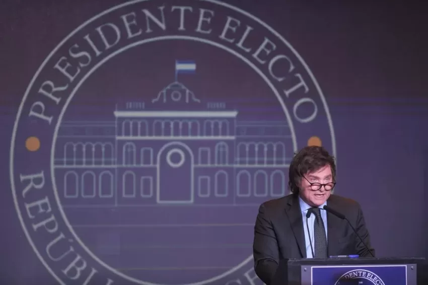 La “motosierra” de Milei: qué tan grandes serían los recortes presupuestarios, dónde se harían y cómo fueron los ajustes en el pasado