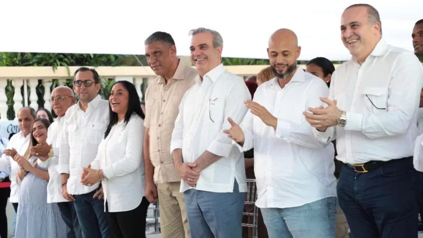 Presidente Abinader participa en primer palazo para construcción de primera etapa del Parque Solar Dominicana Azul, en Arroyo Salado