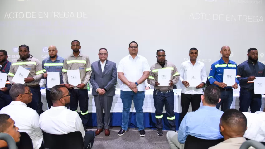 Superintendencia de Electricidad certifica y entrega licencias a más de 300 técnicos electricistas