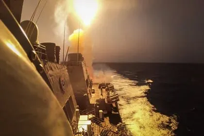 EEUU derribó varios drones mientras asistía a los buques atacados por los rebeldes hutíes en el Mar Rojo