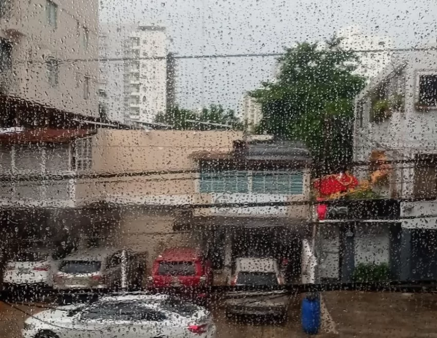 Aguaceros dispersos y temperaturas agradables este domingo por incidencia de frente frío