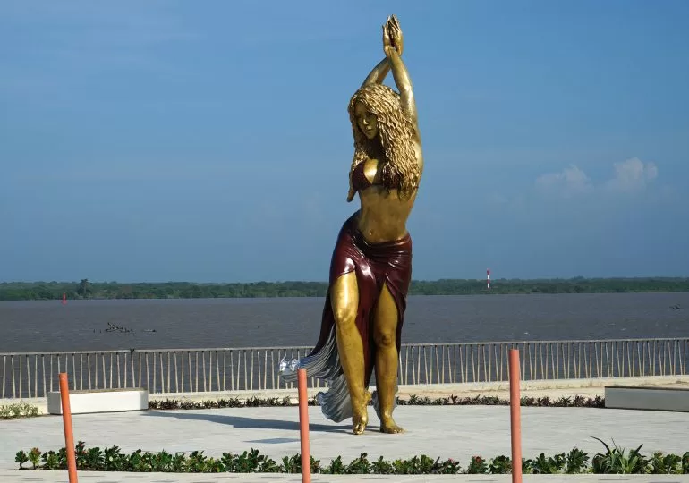 Barranquilla erige una estatua en honor a Shakira, su hija predilecta