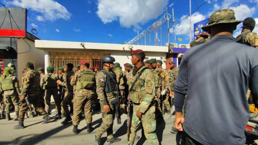 Policías de Haití penetran al país e incautan mercancías