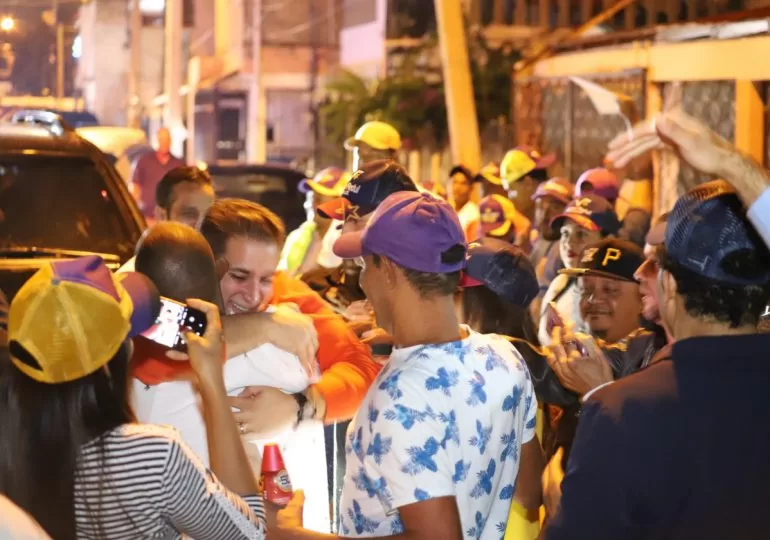 Familias de Santiago recibe con alegría a Víctor Fadul en estas navidades