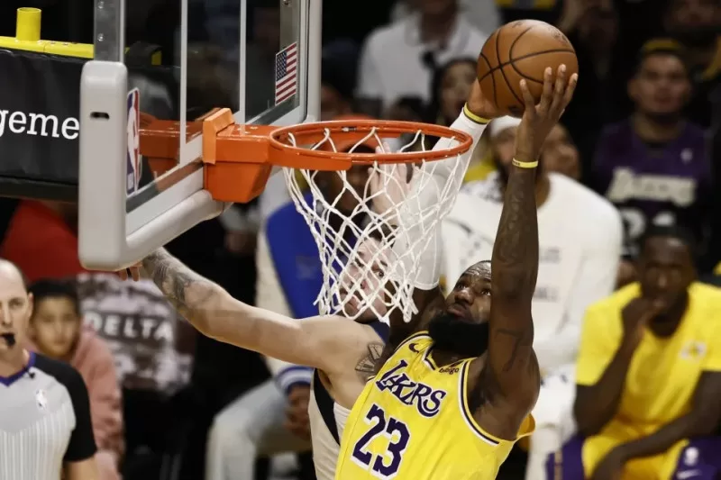 LeBron James encesta 40 puntos en triunfo de Lakers sobre Oklahoma