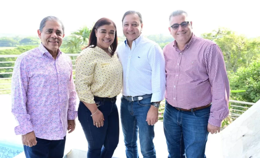 Abel Martínez inicia recorrido de fin de año en Santiago