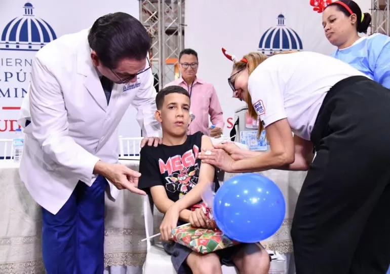 Ministro de Salud encabeza jornada de vacunación en barrio Pekín, Santiago