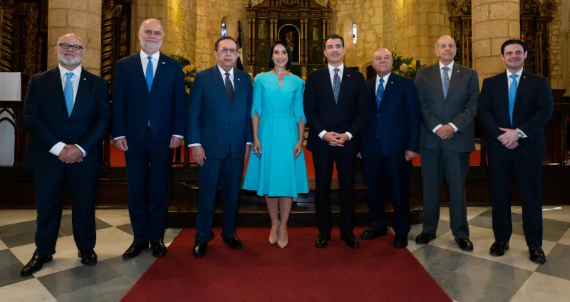 Agradeció a Dios y a sus clientes, accionistas, colaboradores y proveedores por el apoyo, la confianza y la lealtad. Héctor José Rizek, Fausto Pimentel y José Singer. Héctor José Rizek, Fausto Pimentel y Pedro Esteva.JORGE MARTÍNEZ/LD Alexandra Grullón y Melba Segura de Grullón. Alexandra Grullón y Melba Segura de Grullón.JORGE MARTÍNEZ/LD José Antonio Bisonó y José Antonio Álvarez. José Antonio Bisonó y José Antonio Álvarez.JORGE MARTÍNEZ/LD José Mármol y Soraya de Mármol. José Mármol y Soraya de Mármol.JORGE MARTÍNEZ/LD Pedro Brache y Miguel Calzada. Pedro Brache y Miguel Calzada.JORGE MARTÍNEZ/LD Milton Ray Guevara y Carolina Mejía. Milton Ray Guevara y Carolina Mejía.JORGE MARTÍNEZ/LD Monseñor Benito Ángeles. Monseñor Benito Ángeles.JORGE MARTÍNEZ/LD Alberto Bergés Gonzales y Jacqueline González. Alberto Bergés Gonzales y Jacqueline González.JORGE MARTÍNEZ/LD Praxede Castillo y Maribel Bllapart. Praxede Castillo y Maribel Bllapart.JORGE MARTÍNEZ/LD Katingo de Santelisies y Alejandro Santelises Katingo de Santelisies y Alejandro SantelisesJORGE MARTÍNEZ/LD