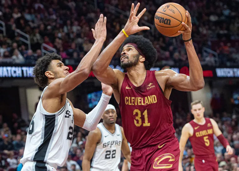 Jarrett Allen logra séptimo doble-doble en fila en victoria de Cavaliers 117-115 sobre Spurs