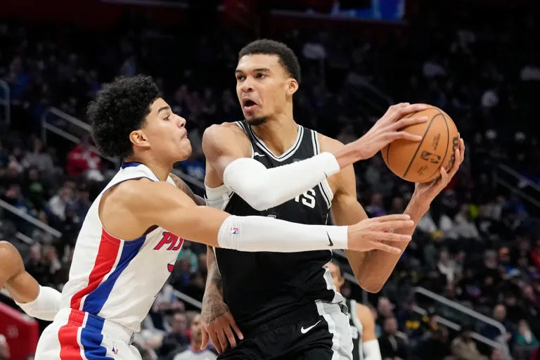 Wembanyama logra su 1er triple doble en la NBA; Spurs arrollan a Pistons