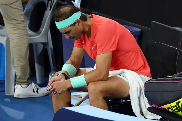 Hay preocupación por la lesión de Nadal tras perder en cuartos de final en su regreso en Brisbane