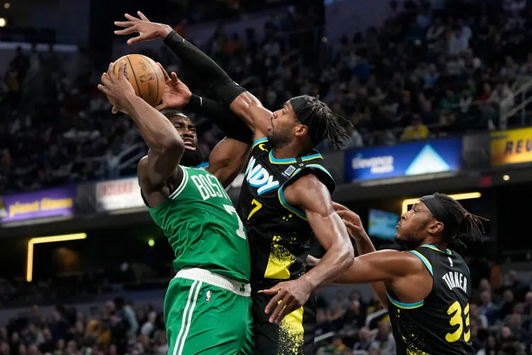 Tatum y Brown conducen a Celtics a victoria 118-101 sobre Pacers