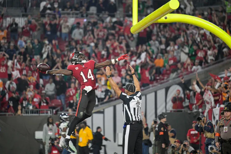 Mayfield lanza para 337 yardas y tres anotaciones en paliza de Buccaneers 32-9 sobre Eagles