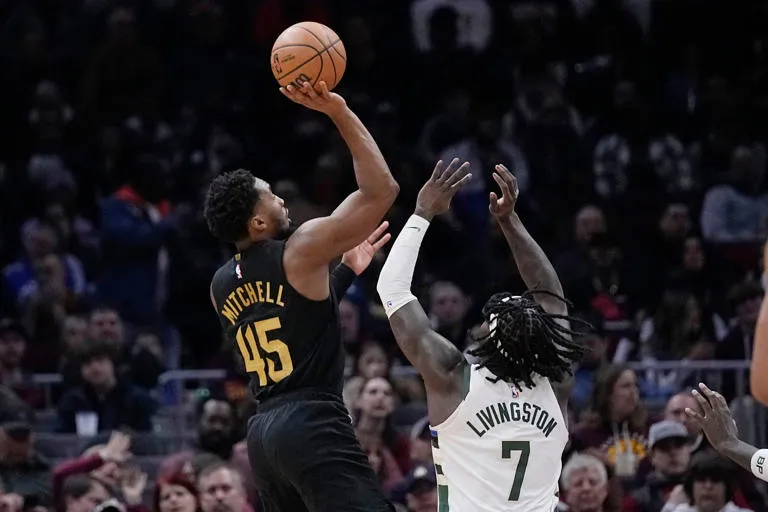 Mitchell consigue 31 puntos; Cavs vencen a Bucks carentes de Antetokounmpo