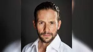 Actor de Indiana Jones muere junto a su familia en accidente de avioneta