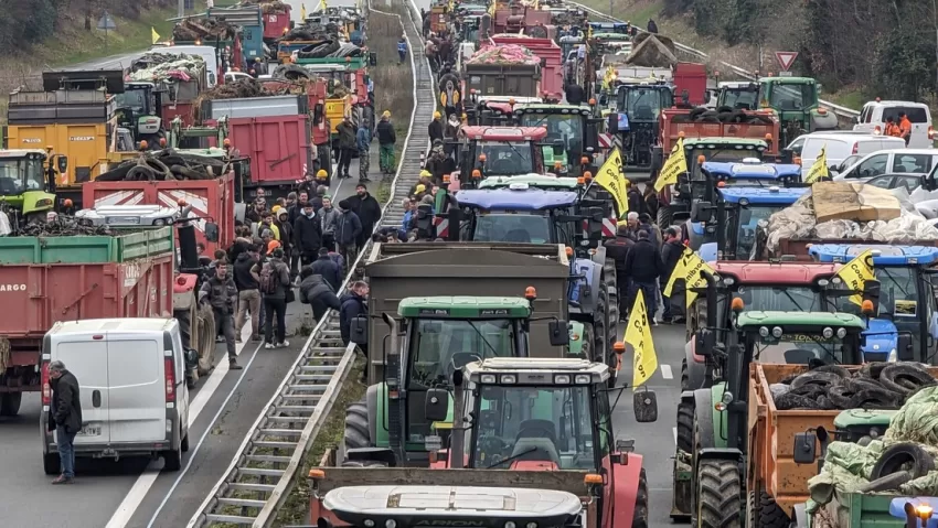 Agricultores bloquean varias carreteras en Francia