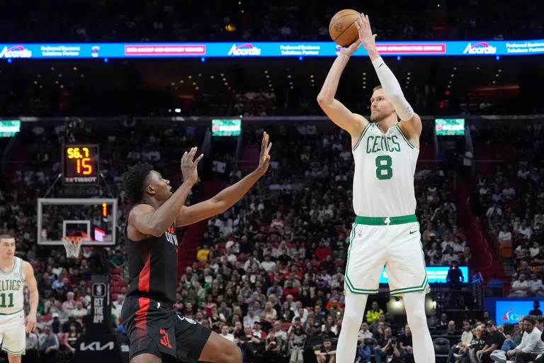 Tatum anota 26 y Celtics aplastan a Heat 143-110 en la revancha de la final del Este