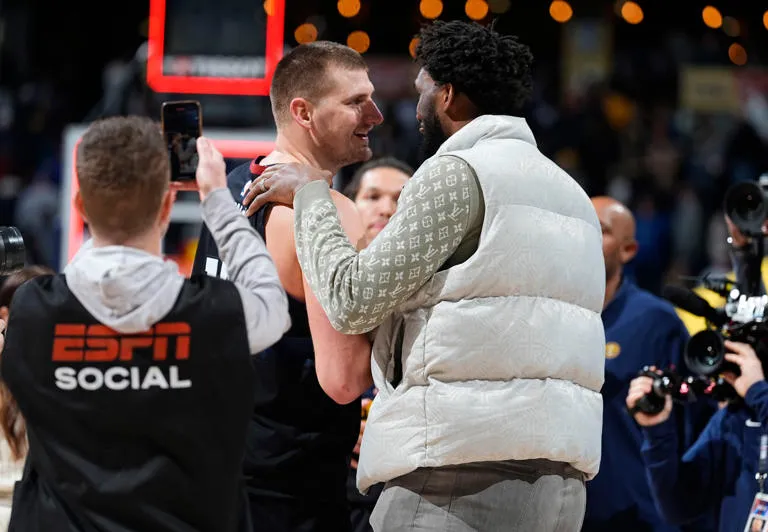 Jokic y Nuggets vencen a aguerridos 76ers; Embiid ausente en Denver por 4ta vez consecutiva