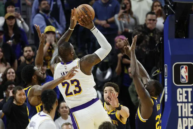 NBA: los Lakers vencieron 145-144 a Warriors y los Clippers aplastaron 115-96 a Celtics