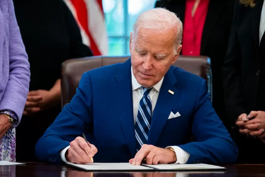 Biden firma el proyecto de ley que evita el cierre del Gobierno de EE.UU.