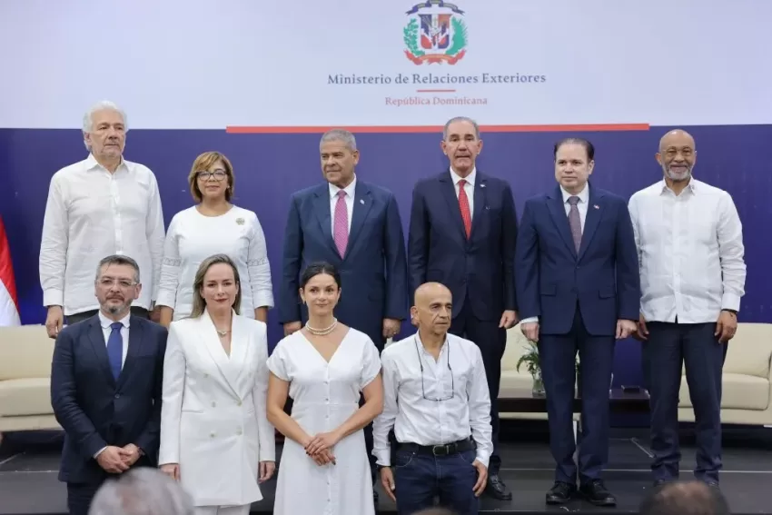 MIREX logra cooperación de Colombia con más de 10 mil becas para dominicanos