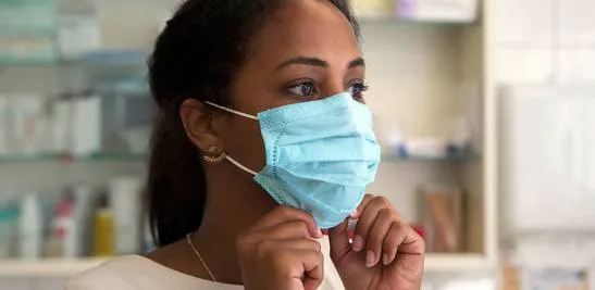 Hospitales EU retoman uso mascarillas ante repunte covid
