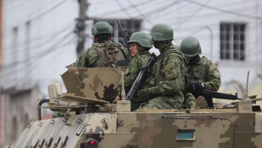 Ecuador entregará a EE.UU. equipo militar ruso y ucraniano por 200 millones de dólares a cambio de nueva maquinaria