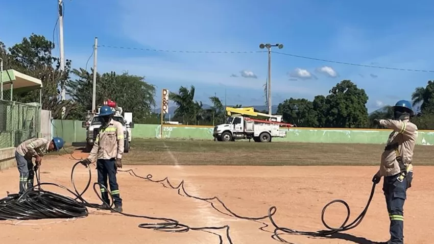 Edesur electrifica e ilumina estadio de softbol Rafael Segura, en Comendador, Elías Piña