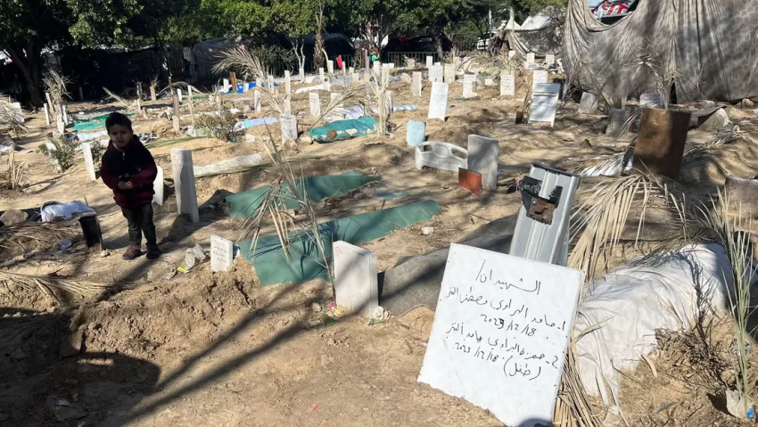 El patio de un hospital de Gaza, convertido en un cementerio tras los ataques de Israel