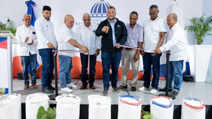 Gobierno inaugura Centro de Acopio para la Comercialización de la Sal, en Montecristi, con inversión de más de 20 millones de pesos
