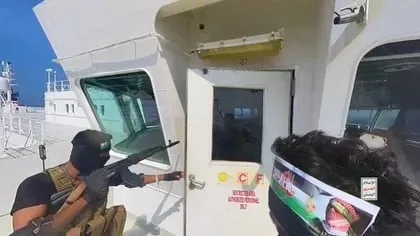 Sube la tensión en el mar Rojo: el régimen de Irán desplegó un buque de guerra tras un nuevo ataque de los hutíes