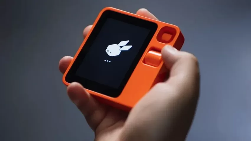 Rabbit R1, el dispositivo que impulsado con IA usa las aplicaciones por nosotros