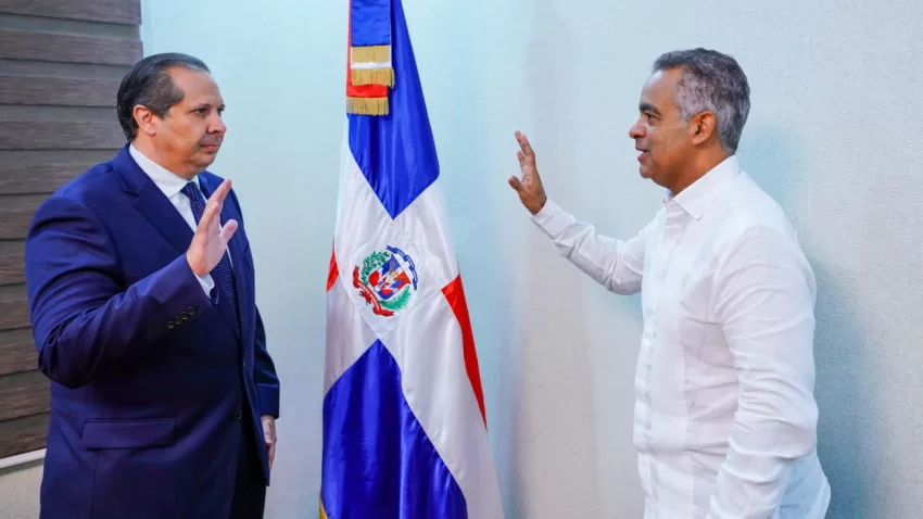 Juramentan a Víctor Atallah como nuevo ministro del Ministerio de Salud