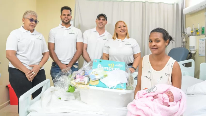 Por segundo año, SeNaSa obsequia canastillas a los primeros bebés nacidos en el 2024, quienes se convierten en nuevos afiliados