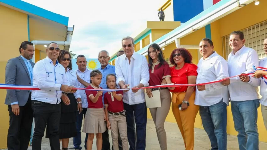 Presidente Abinader inaugura Escuela Básica Bienvenido del Castillo