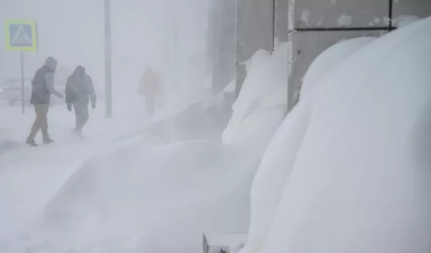 Residentes cavan túneles en la nieve para salir de sus casas en una ciudad rusa