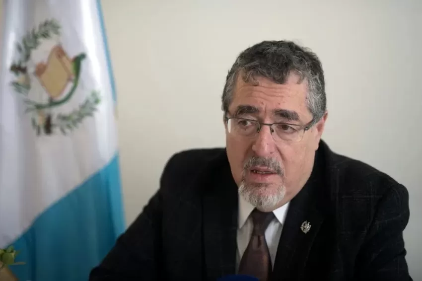 Bernardo Arévalo está a un paso de ser presidente de Guatemala a pesar de las zancadillas para impedirlo