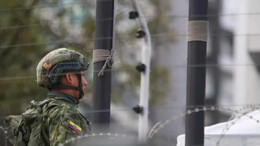 Secuestro de policías, incendios y fugas: Ecuador en su primer día bajo estado de excepción