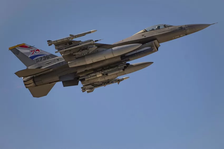 Un caza F-16 estadounidense se estrella frente a las costas de Corea del Sur