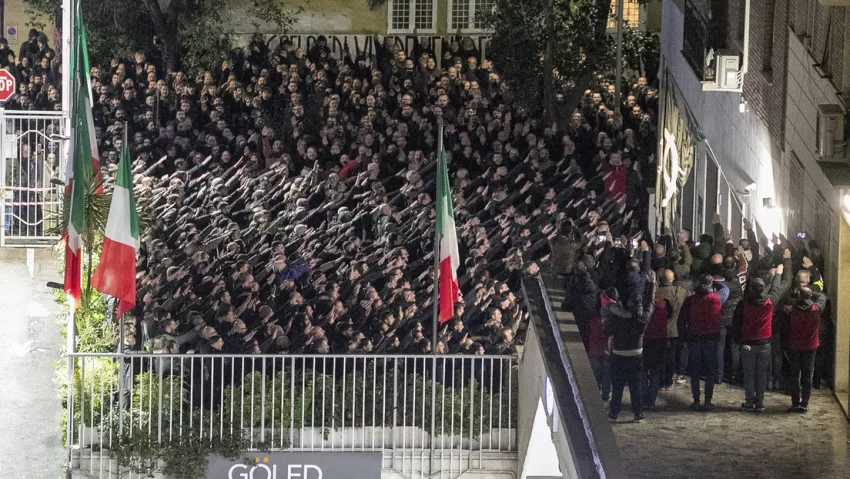 Una ceremonia en la que cientos de neofascistas realizaron el saludo nazi causa indignación en Italia