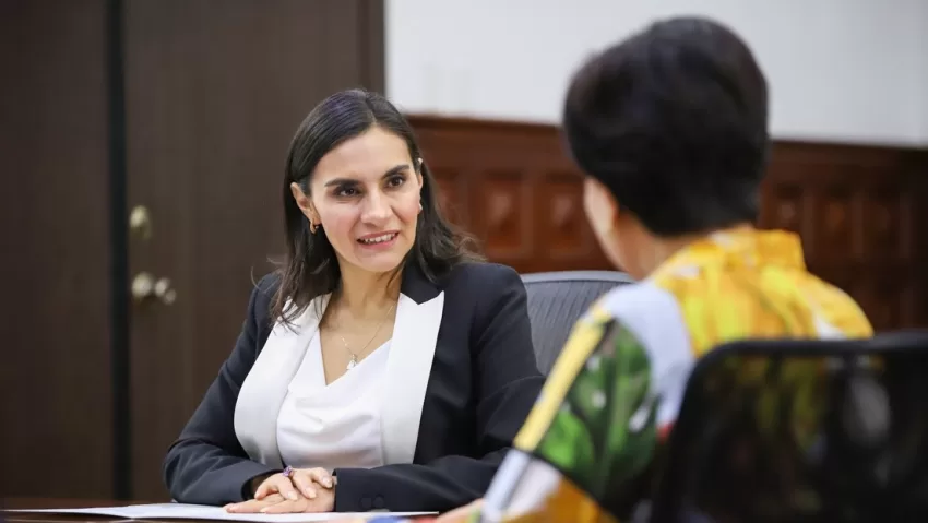 Vicepresidenta de Ecuador dice que consulta de Noboa "no arregla mucho" la situación del país