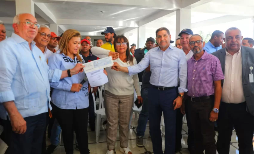 Ministerio de Agricultura entrega cheques a productores de invernaderos