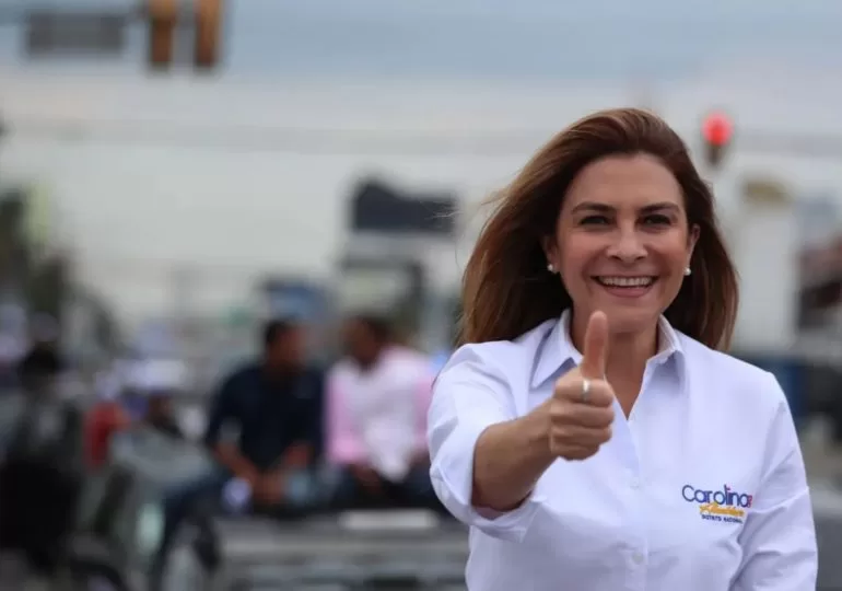 Ciudadanos reciben con alegría a Carolina Mejía en masiva caravana en la circunscripción 1