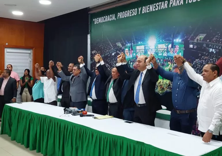 Diputado Tobías Crespo asegura hicieron cambios a ley DNI después de ser aprobada en el Congreso