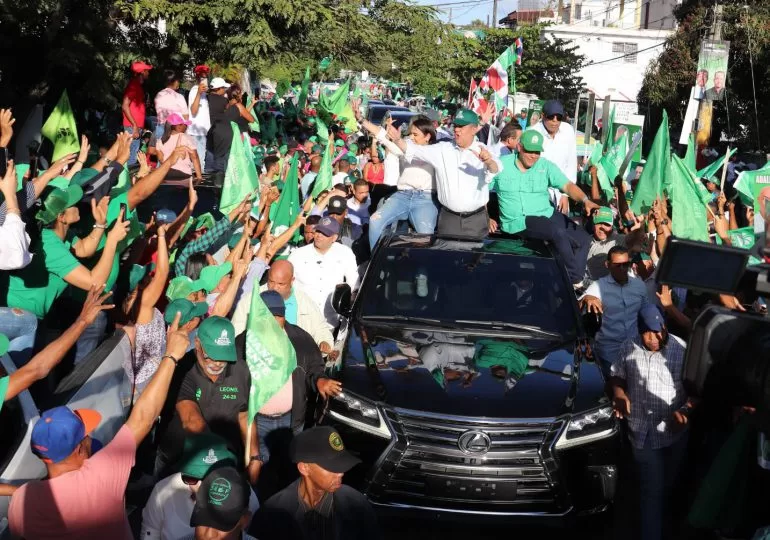 Leonel Fernández juramenta al exdiputado y exalcalde reformista por la provincia Duarte Héctor Mora Martínez