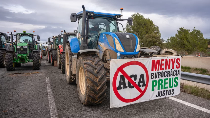Agricultores catalanes bloquean varias vías del país arrojando productos importados