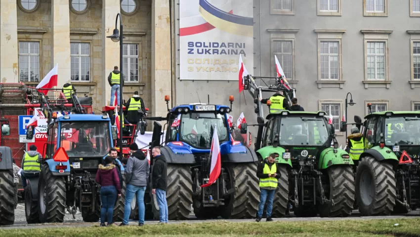 Agricultores polacos impiden el paso de trenes y camiones con grano de Ucrania