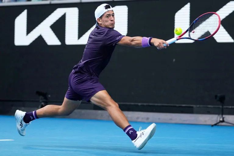 Argentina supera 3-2 a Kazajistán y avanza a la fase de grupos de las Finales de la Copa Davis
